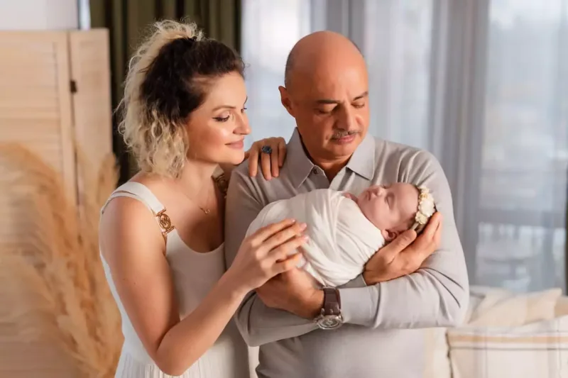 Keçmiş “Lider”in rəhbəri və xanımı övladları ilə obyektiv qarşısında