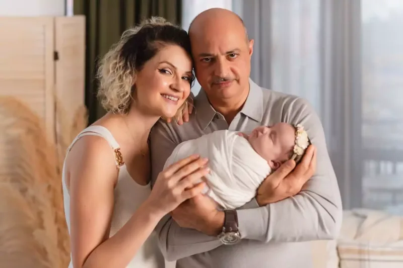 Keçmiş “Lider”in rəhbəri və xanımı övladları ilə obyektiv qarşısında