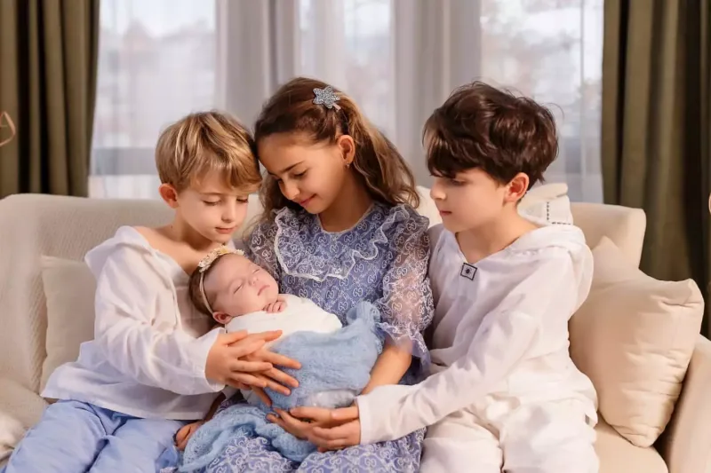 Keçmiş “Lider”in rəhbəri və xanımı övladları ilə obyektiv qarşısında