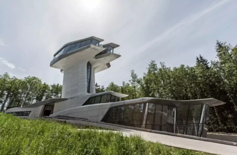 Keçmiş sevgilisi Naomi üçün tikdirdiyi mülkü satdı