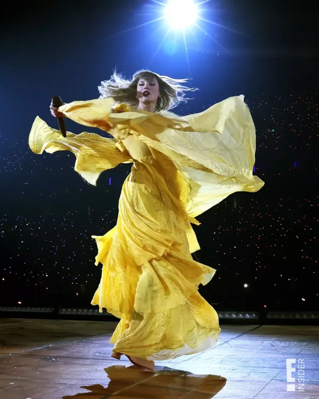 Rəngarəng səhnə geyimləri ilə göz qamaşdırdı