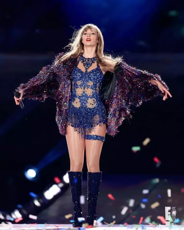 Rəngarəng səhnə geyimləri ilə göz qamaşdırdı