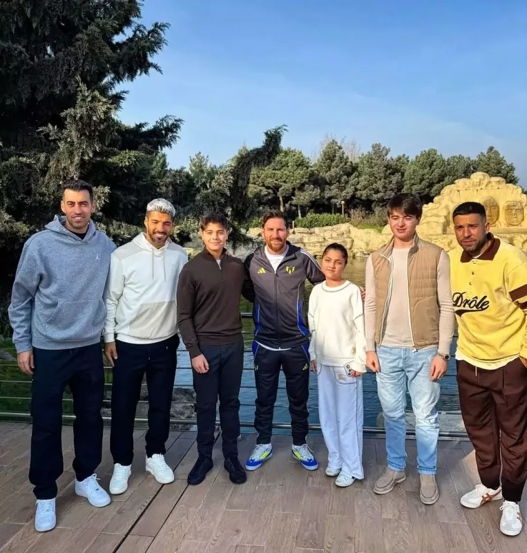 Prezidentin nəvələri Messiylə bir arada