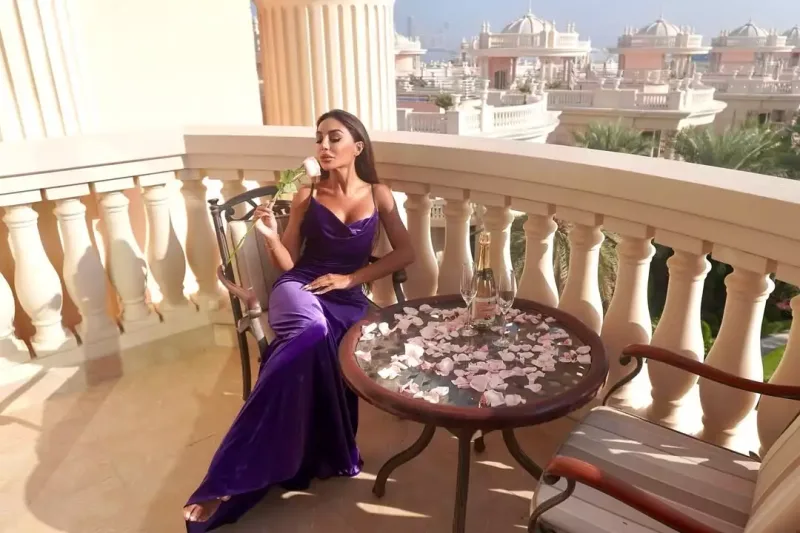 Lətifədən Dubayda cazibədar pozalar