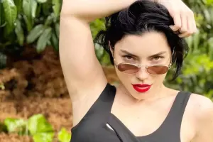 Paylaşdığı foto aktrisanı dilə-dişə saldı