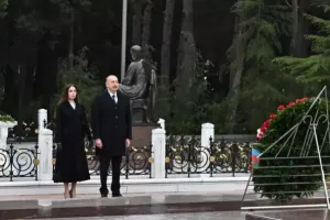 Prezident və birinci xanım Ulu Öndərin məzarını ziyarət etdi