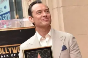 51 yaşlı aktyora Şöhrət Xiyabanında ulduz verildi