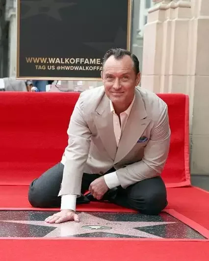 51 yaşlı aktyora Şöhrət Xiyabanında ulduz verildi