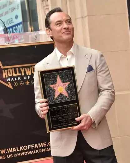 51 yaşlı aktyora Şöhrət Xiyabanında ulduz verildi