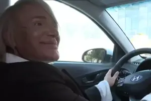 Həyatında ilk dəfə maşın sürdü