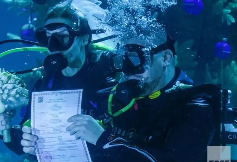 Suyun altında toy oldu