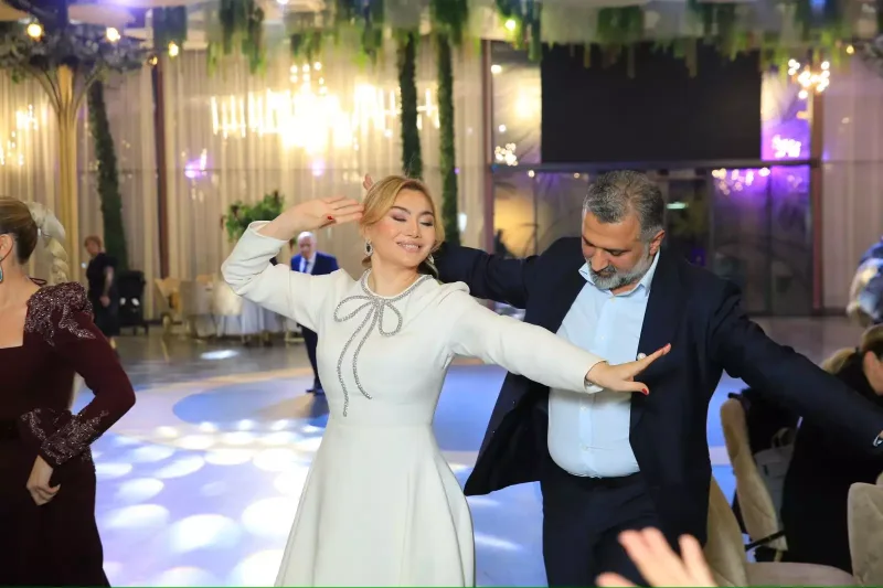 Şou əhli onun məclisinə yığışdı