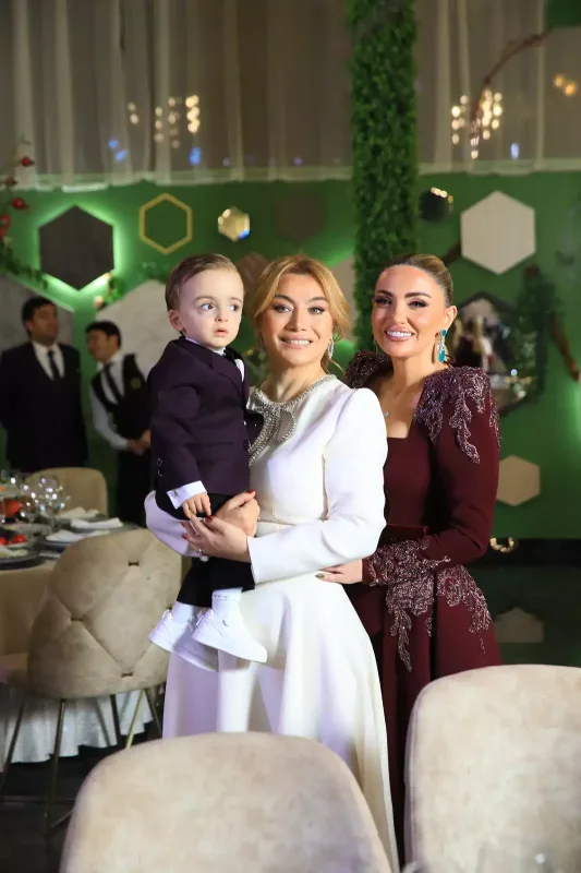 Şou əhli onun məclisinə yığışdı