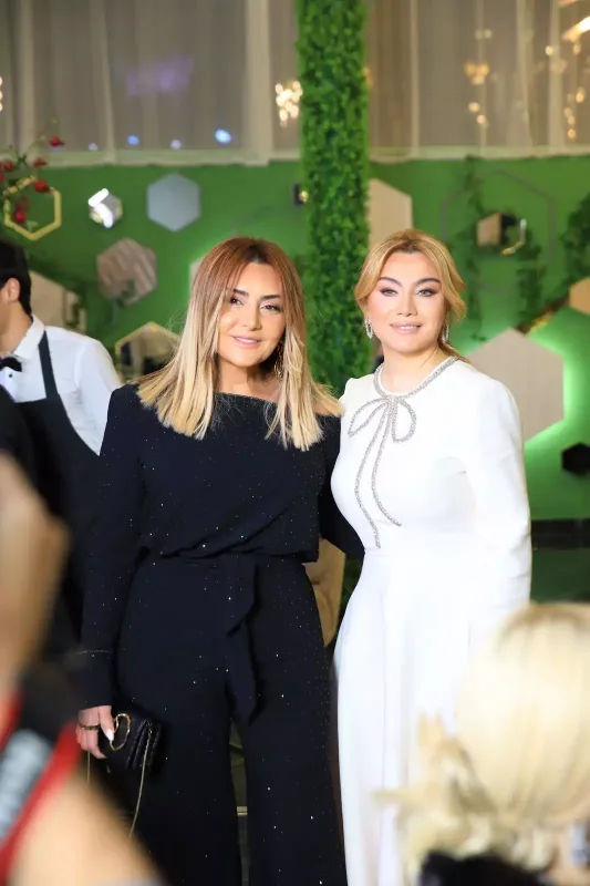 Şou əhli onun məclisinə yığışdı