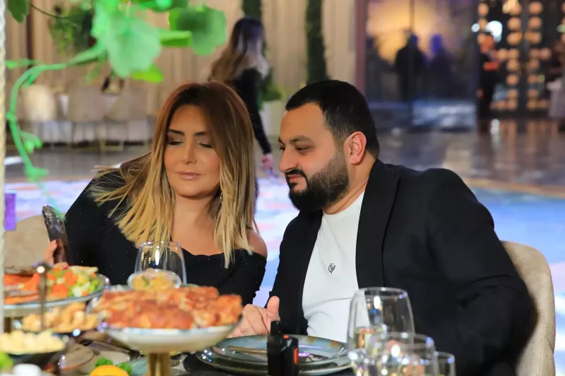 Şou əhli onun məclisinə yığışdı