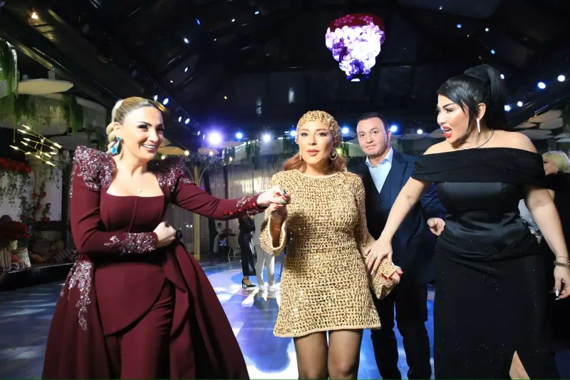 Şou əhli onun məclisinə yığışdı