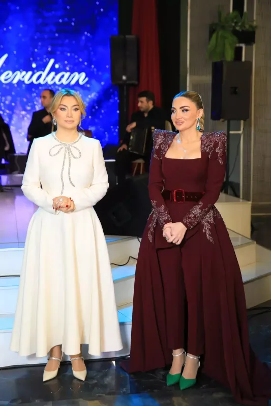 Şou əhli onun məclisinə yığışdı