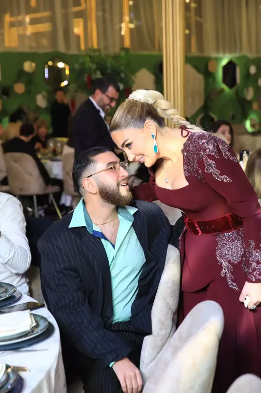 Şou əhli onun məclisinə yığışdı