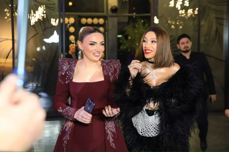 Şou əhli onun məclisinə yığışdı