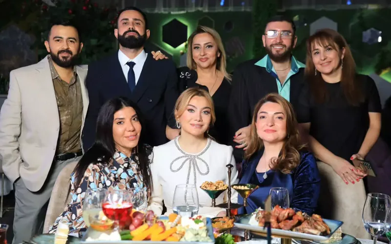 Şou əhli onun məclisinə yığışdı