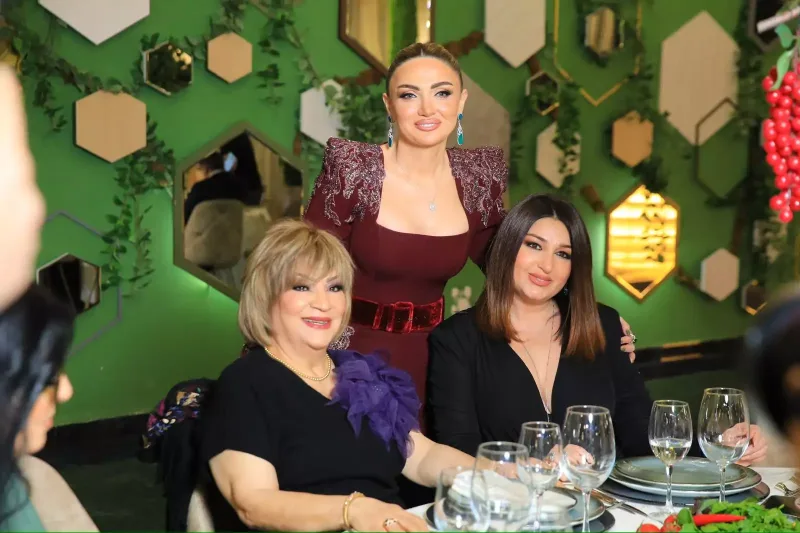 Şou əhli onun məclisinə yığışdı