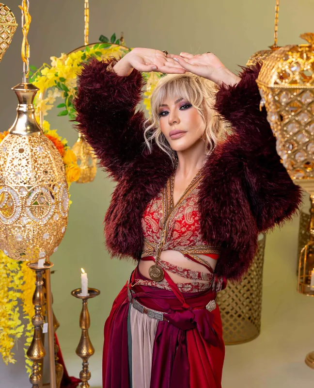 22 il sonra bu mahnısına klip çəkdirdi...