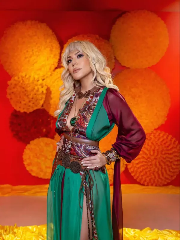 22 il sonra bu mahnısına klip çəkdirdi...