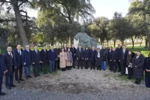 Nazir İtaliyada Nizaminin heykəlini ziyarət etdi