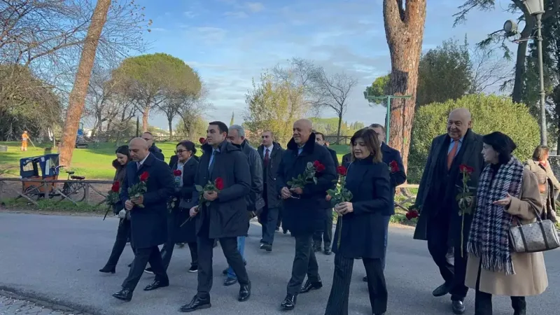 Nazir İtaliyada Nizaminin heykəlini ziyarət etdi