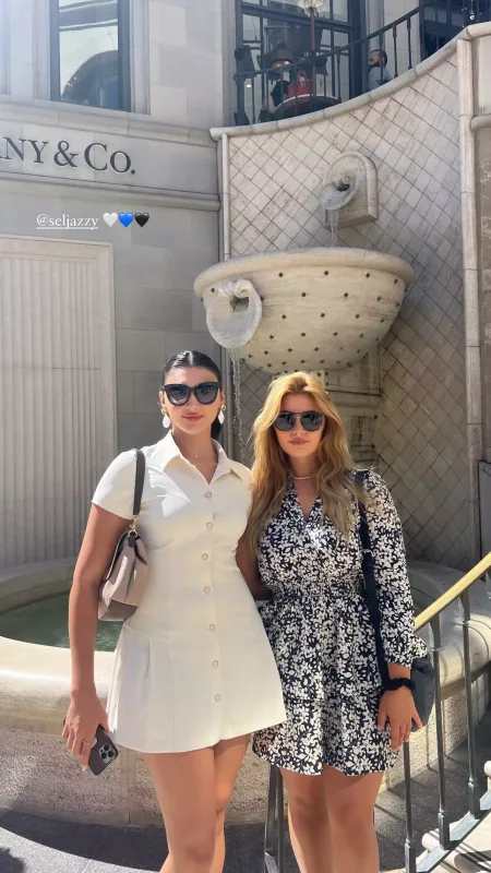 Van Dammın gəlini gimnast bacısı ilə fotolarını paylaşdı