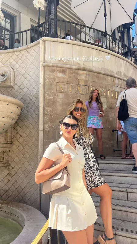 Van Dammın gəlini gimnast bacısı ilə fotolarını paylaşdı