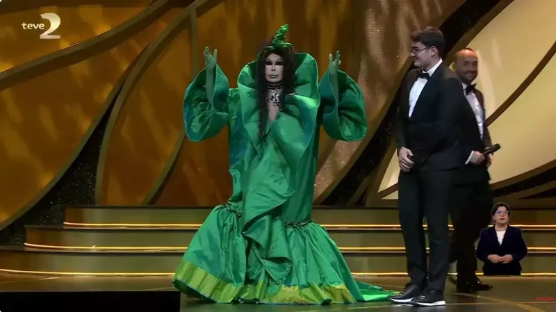 Elnarə konsertinə Bülent Ersoyun oxşar libasından geyindi