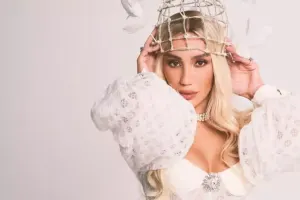 Röya Ayxan qızlara mahnı həsr etdi