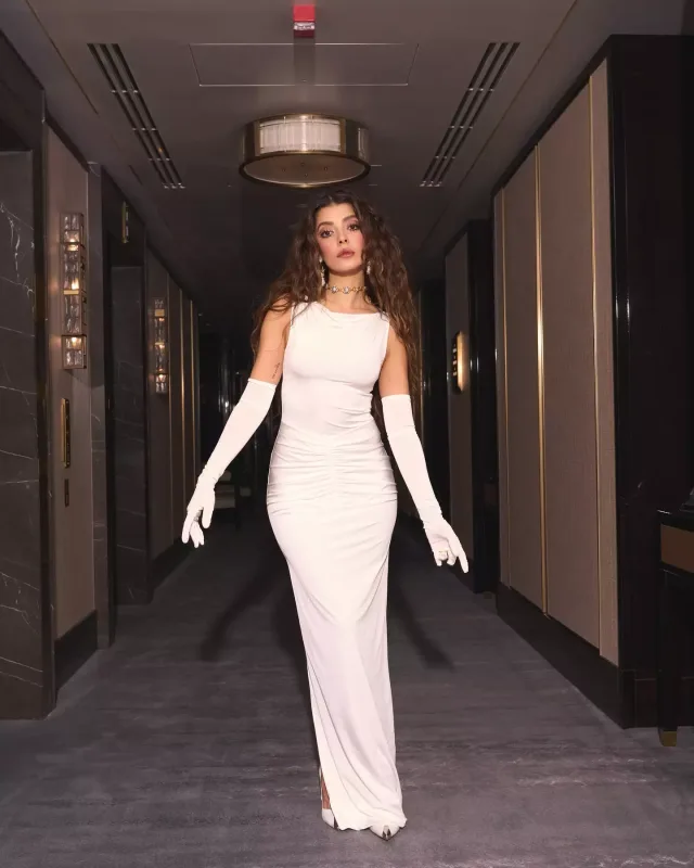 Aktrisalar eyni geyimdə...