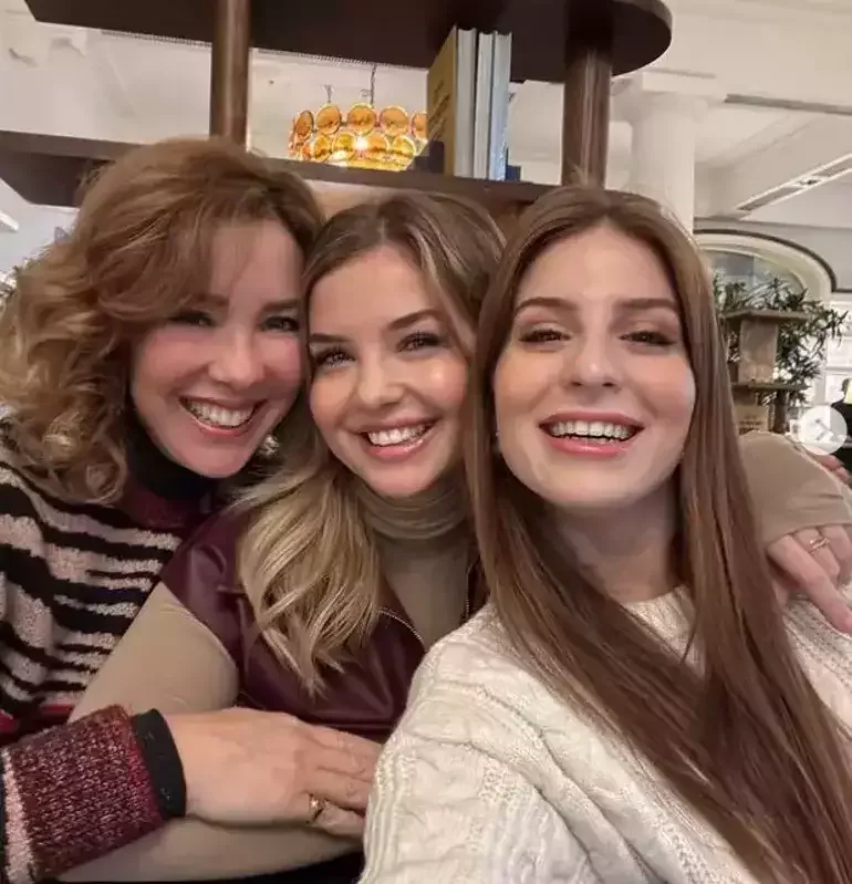 “Sihirli annem”in aktrisaları Londonda görüşdülər