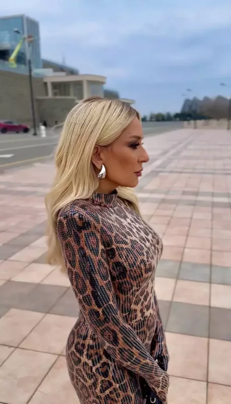 Tünzalə geyimi ilə yenə də təəccübləndirdi