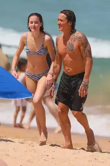 Hollivud ulduzu qızı və əri ilə çimərlikdə görüntüləndi