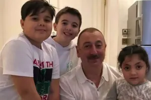 Nəvələri Prezidenti ad günü münasibəti ilə təbrik etdilər