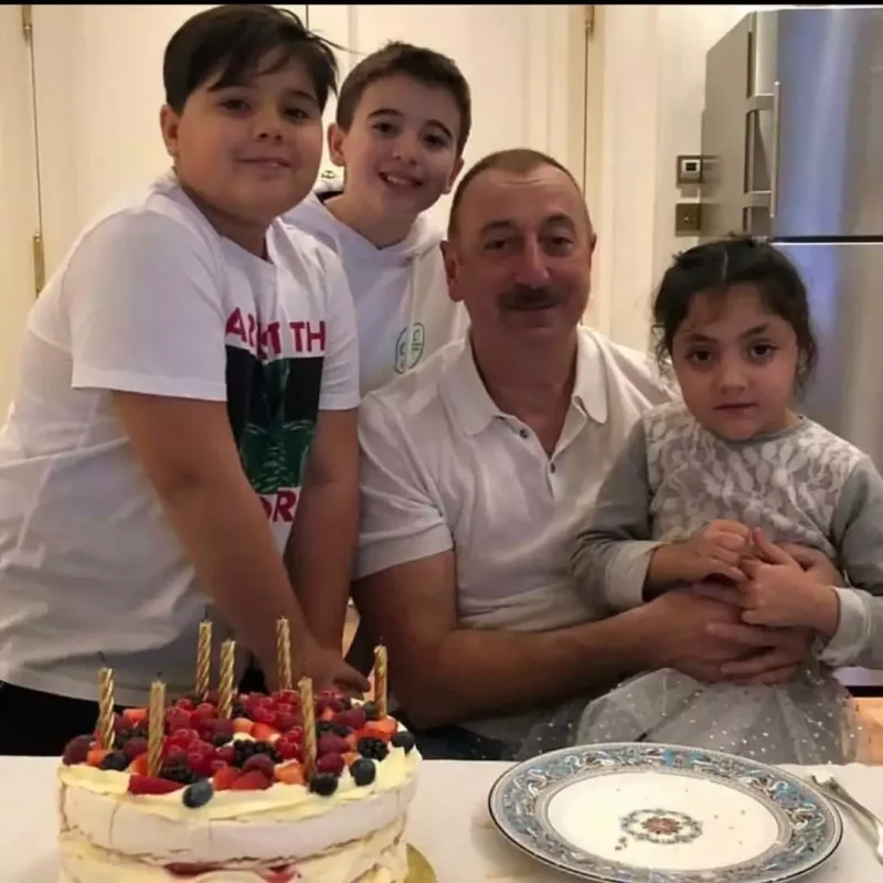 Nəvələri Prezidenti ad günü münasibəti ilə təbrik etdilər