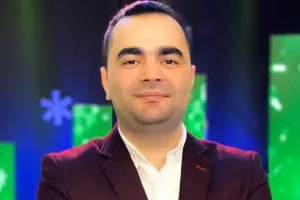 Atasının illər əvvəl satdığı maşını alıb, ona bağışladı