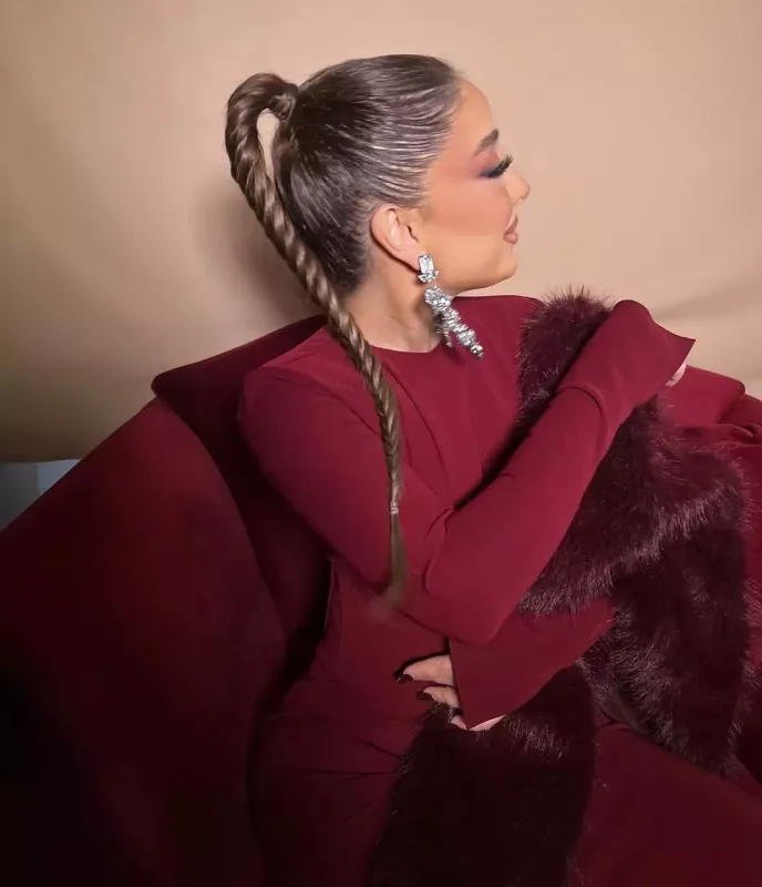 Günayın bordo “look”u