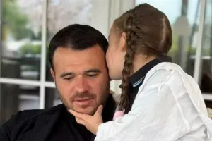 Emindən qızı ilə səmimi foto