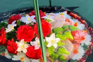 Xəzərə güllər buraxdılar...-Fotolar