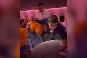 Moskvaya uçan təyyarə Bakıya buna görə təcili enibmiş