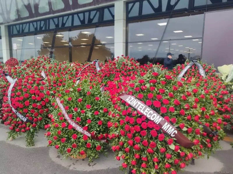 Ekipaj üzvlərinin cənazələri vida üçün aeroporta gətirildi