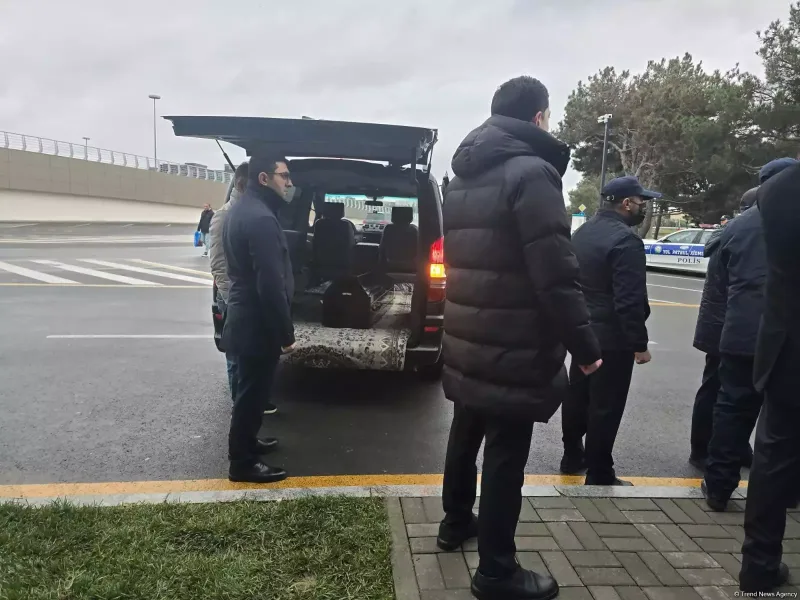 Ekipaj üzvlərinin cənazələri vida üçün aeroporta gətirildi
