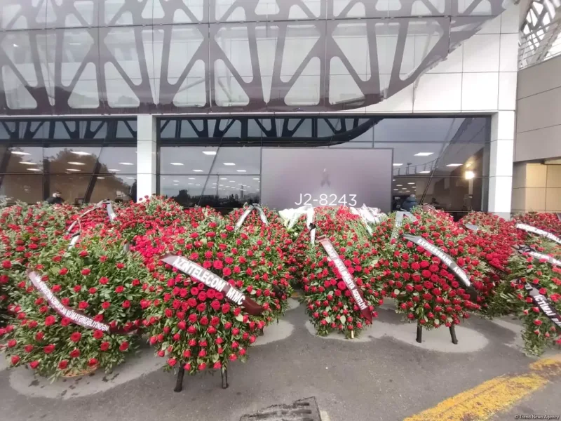 Ekipaj üzvlərinin cənazələri vida üçün aeroporta gətirildi