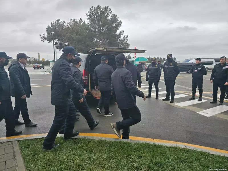 Ekipaj üzvlərinin cənazələri vida üçün aeroporta gətirildi