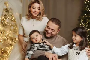 İlkin ailəsi ilə Yeni il fotosessiyası etdirdi
