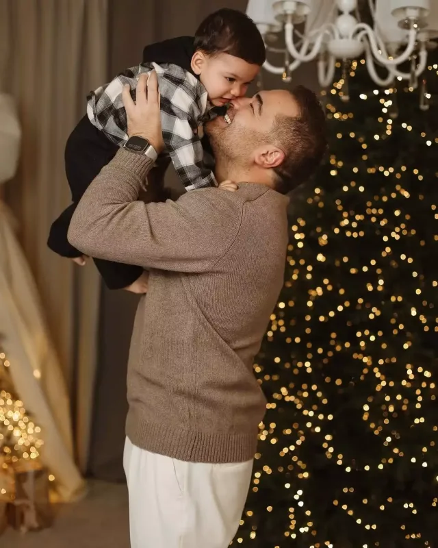 İlkin ailəsi ilə Yeni il fotosessiyası etdirdi